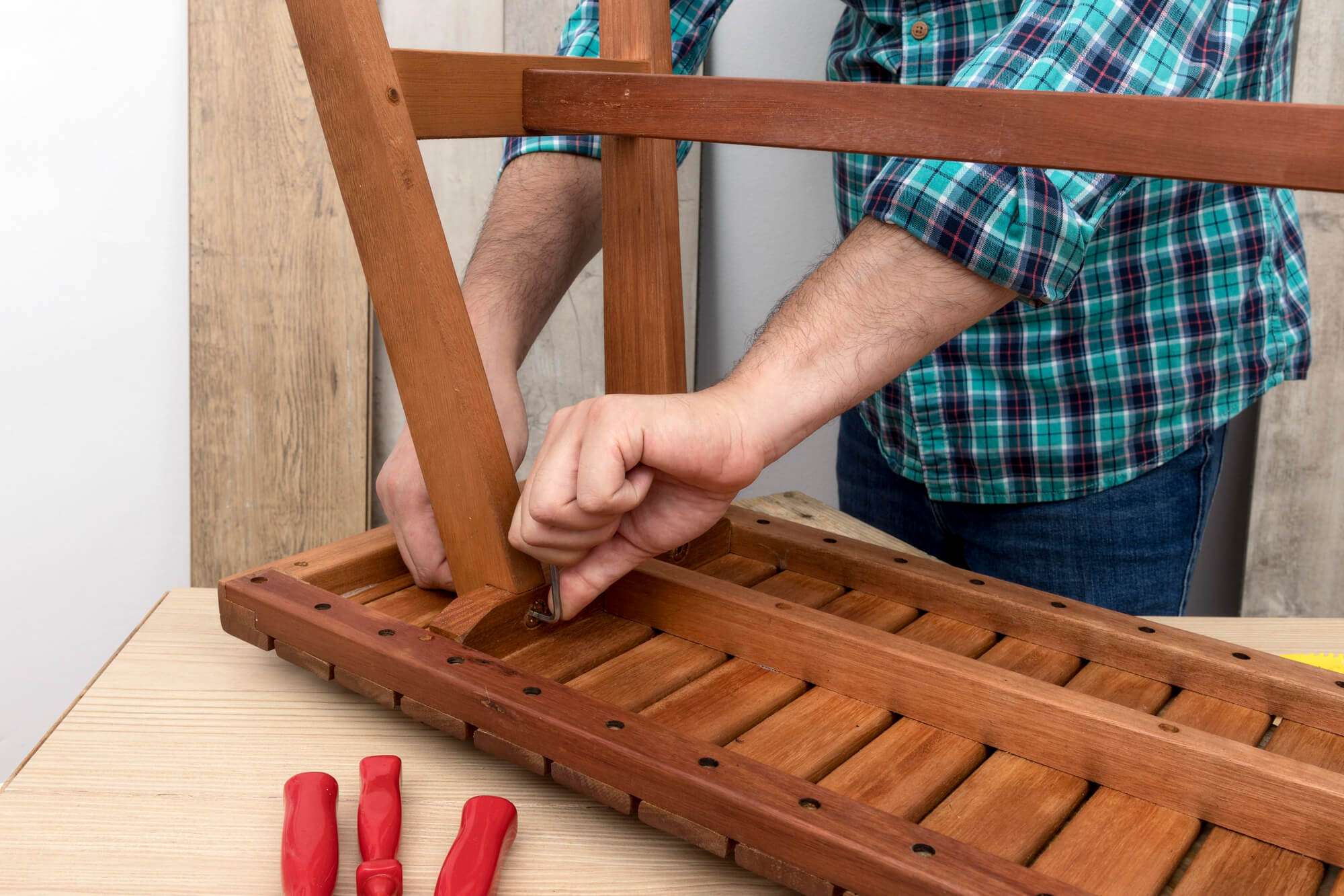 Como reformar móveis de madeira: 4 dicas caseiras